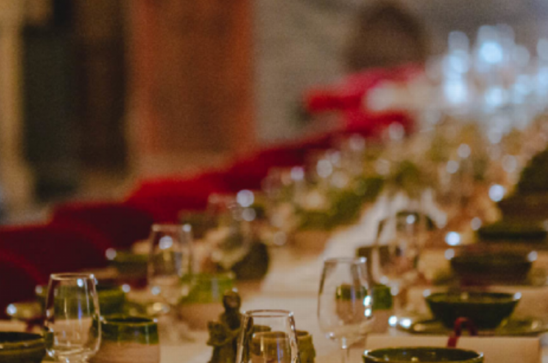 Famille française réunie autour d’un banquet festif pour les fêtes nationales en France